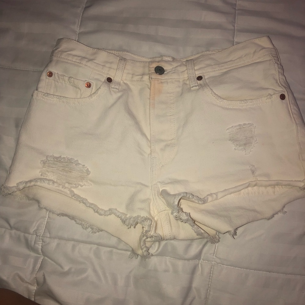 White levi shorts